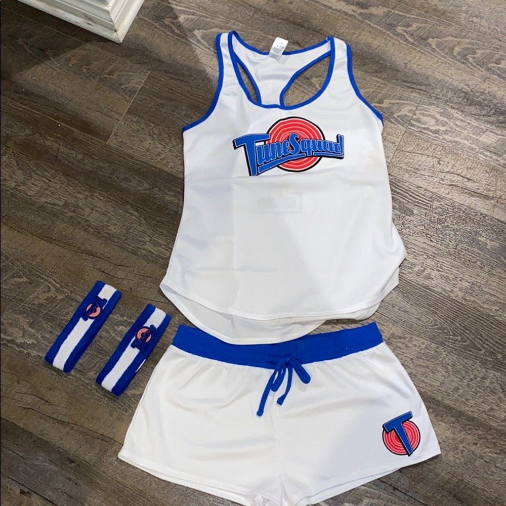 Tune squad costume